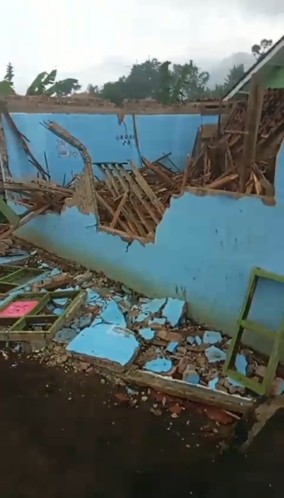 Ambrukny Ruang Kelas SDN Girimukti Di Akibatkan Curah Hujan Tinggi dan lapuknya Bangunan Sekolah.