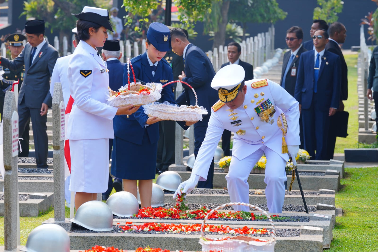 Panglima TNI Hadiri Upacara Peringatan Hari Pahlawan dan Tabur Bunga di TMP Kalibata