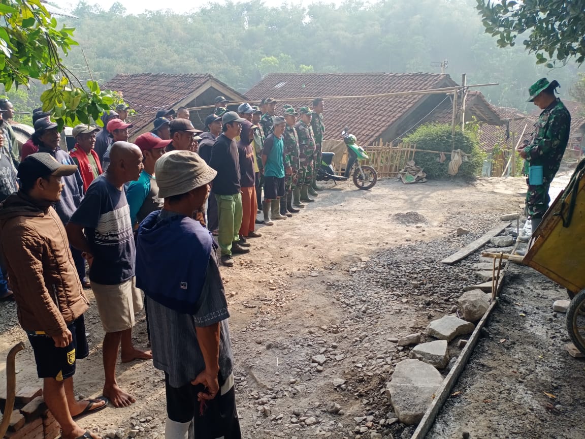 Hari ke 11 Karya Bakti TNI, Danramil 2406/Kertasari, Kodim 0624/Kab Bandung Terus Tingkatkan Semangat