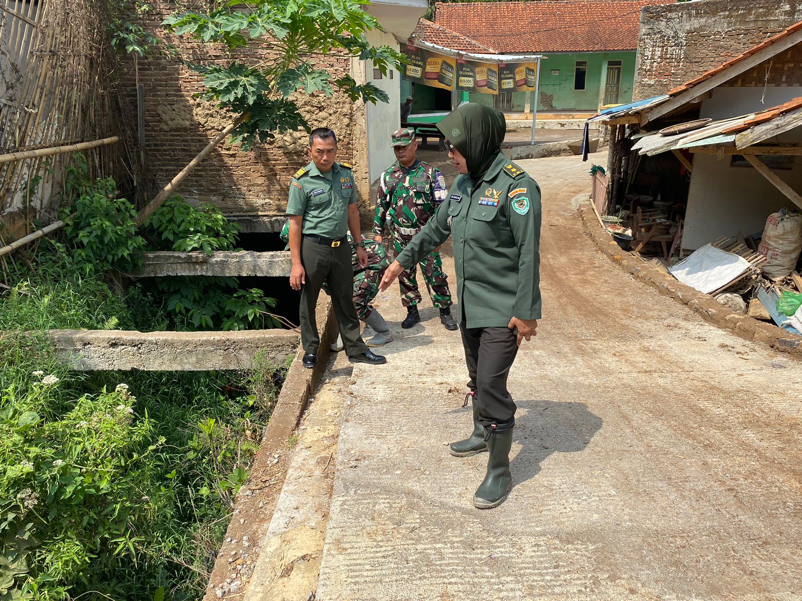 Kasdim 0624/Kab Bandung Bersama Pasi Ter Tinjau Karya Bakti TNI untuk Kesiapan pembukaan TMMD