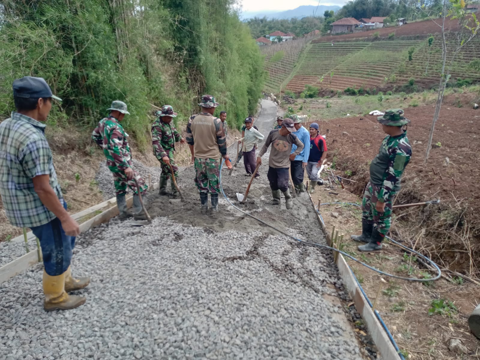 Bersama Masyarakat, Koramil 2406/Pacet-Kertasari Laksanakan Karya Bakti TNI