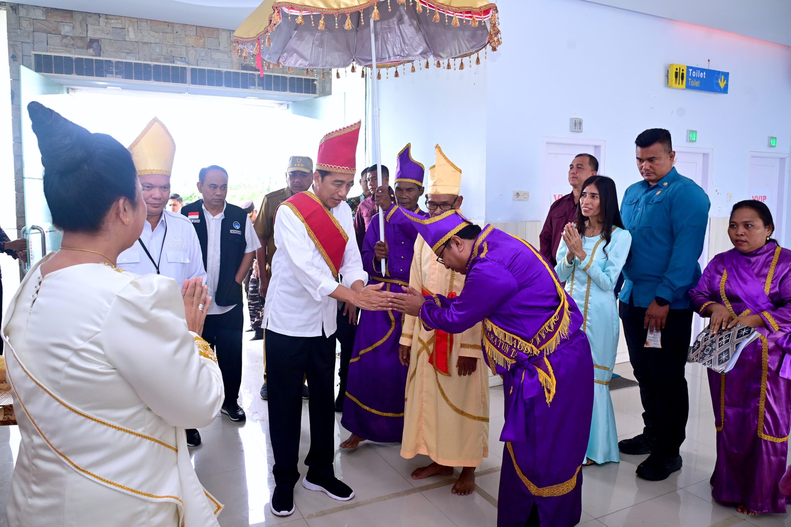 Panglima TNI Mendampingi Presiden RI Resmikan BTS 4G dan Pemberian BLT Di Sulawesi Utara
