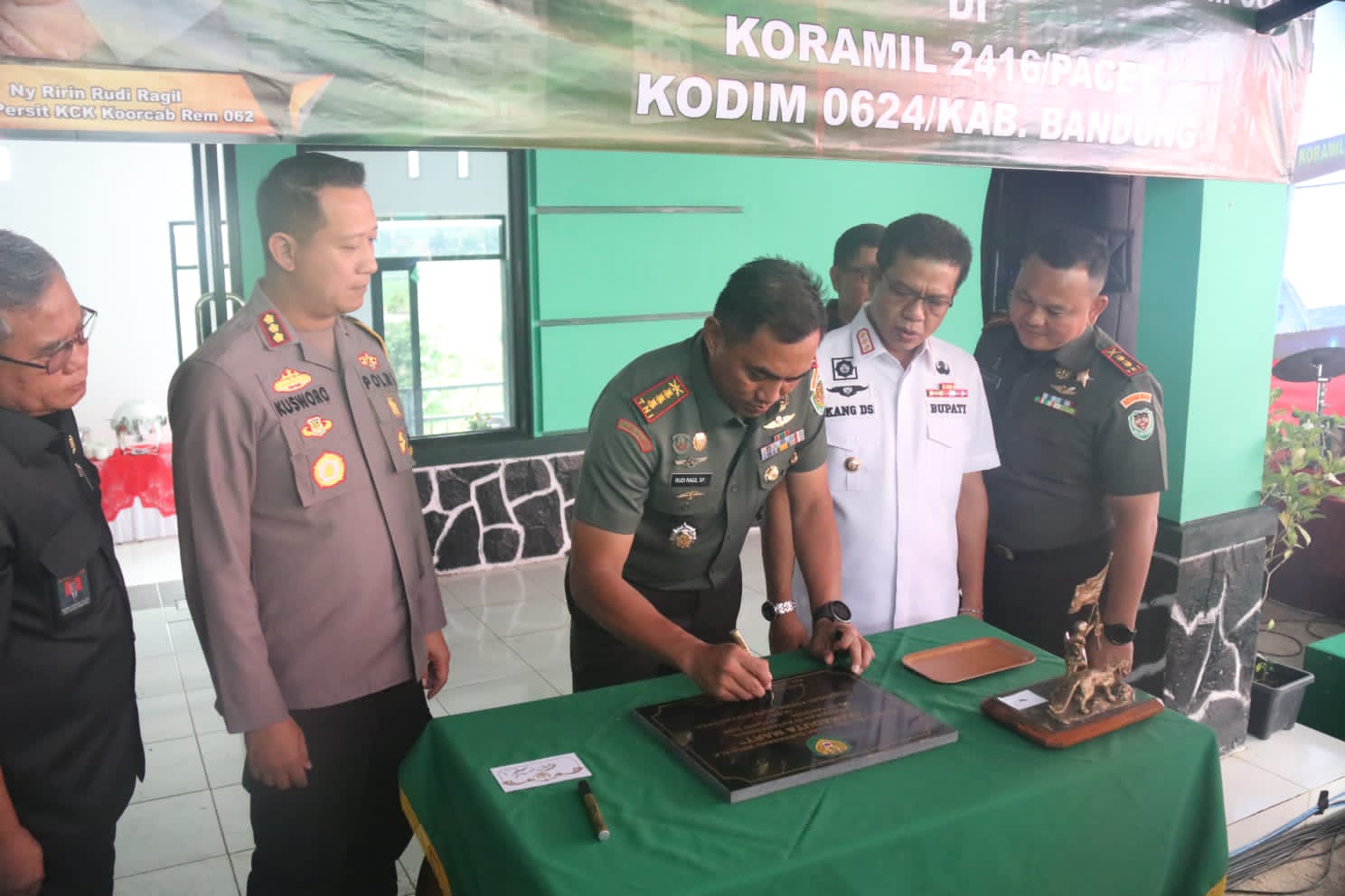 Dandim 0624/Kab Bandung Dampingi Danrem 062/TN Resmikan Koramil 2416/Pacet