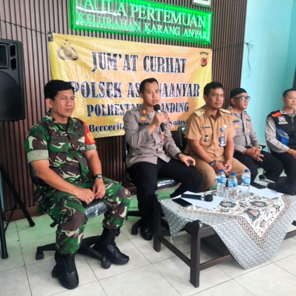 KAPOLSEK ASTANAANYAR TAMPUNG KELUH KESAH WARGA TERKAIT KAMTIBMAS MELALUI KEGIATAN JUMAT CURHAT