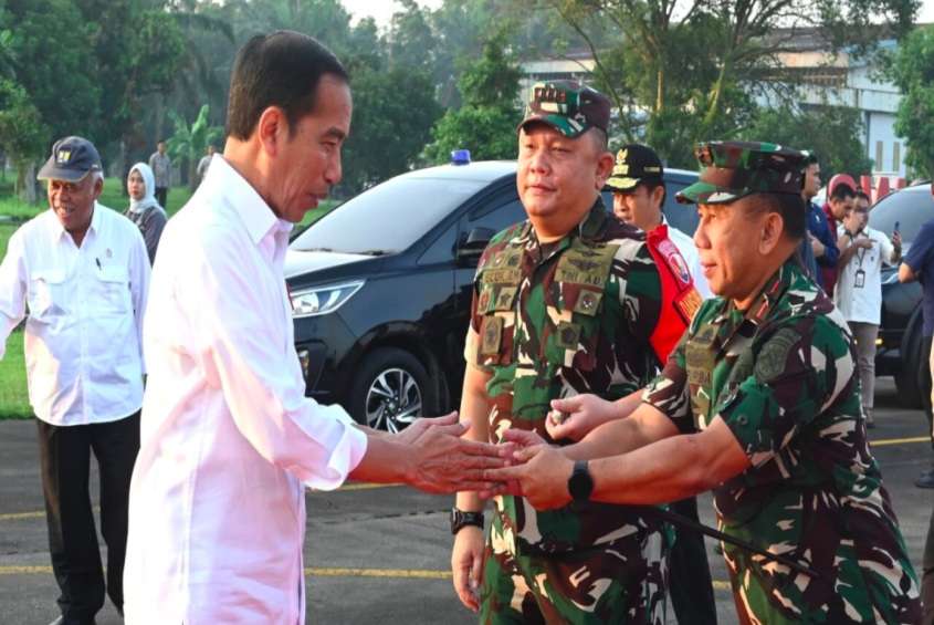 Presiden Jokowi Tinjau RSUD hingga Serahkan Bantuan Pangan