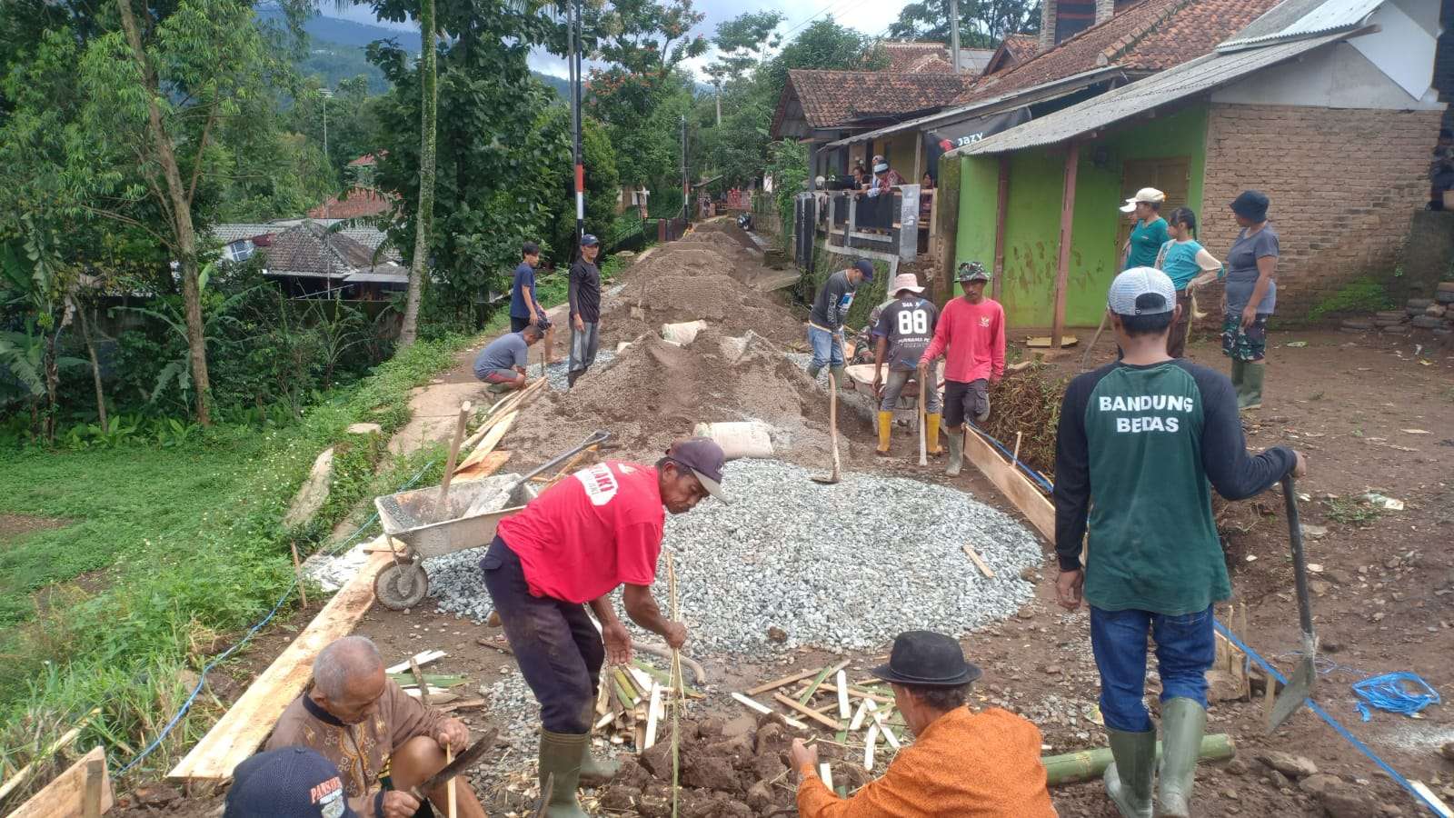 Hari ke 24, Satgas TMMD ke 119 Kodim 0624/Kab Bandung Kebut Pekerjaan Rabat Beton