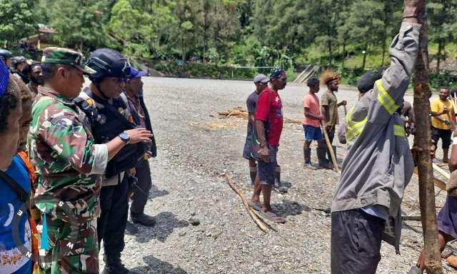 Danramil 1710-04/Tembagapura Beserta Pihak Kepolisian Hadiri Sekaligus Amankan Acara Adat