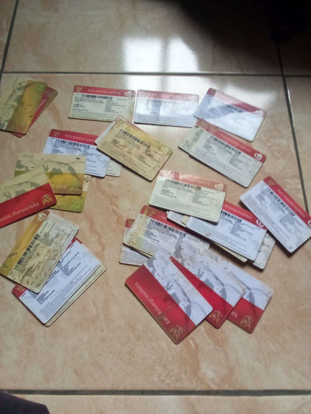 Oknum Sekdes Cikarang Di Duga Gelap kan Kartu PKH Bantuan Pemerintah.