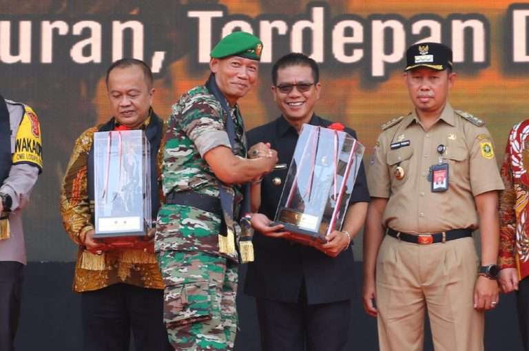 Kolaborasi Pentahelix, Bupati Bandung Terima Penghargaan di HUT ke-78 Kodam III/Siliwangi