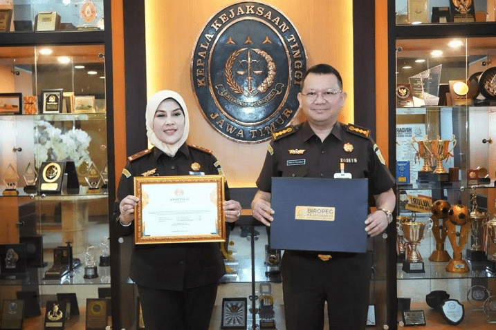 Kejaksaan Tinggi Jawa Timur Memperoleh Piagam Penghargaan