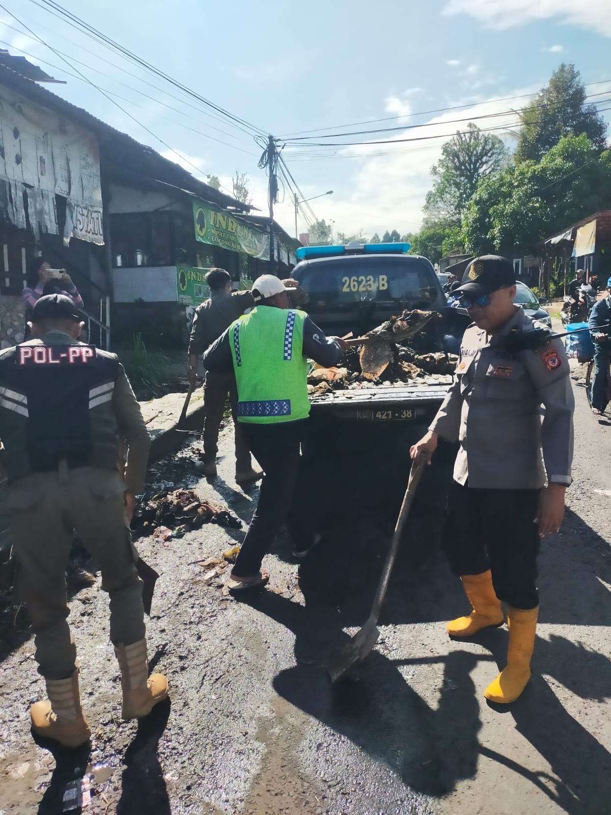 IPDA BUDI MA’MUN SH Kapolsek Cimaung Mengajak Dan Melakukan Kerjabakti