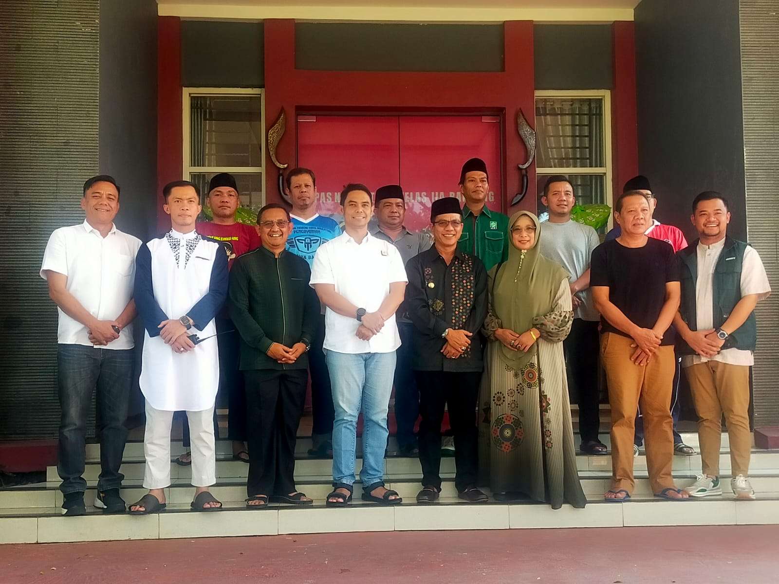 Bupati Bandung Bagikan Ratusan Paket Daging Kurban dan Sumbangkan Hewan Kurban