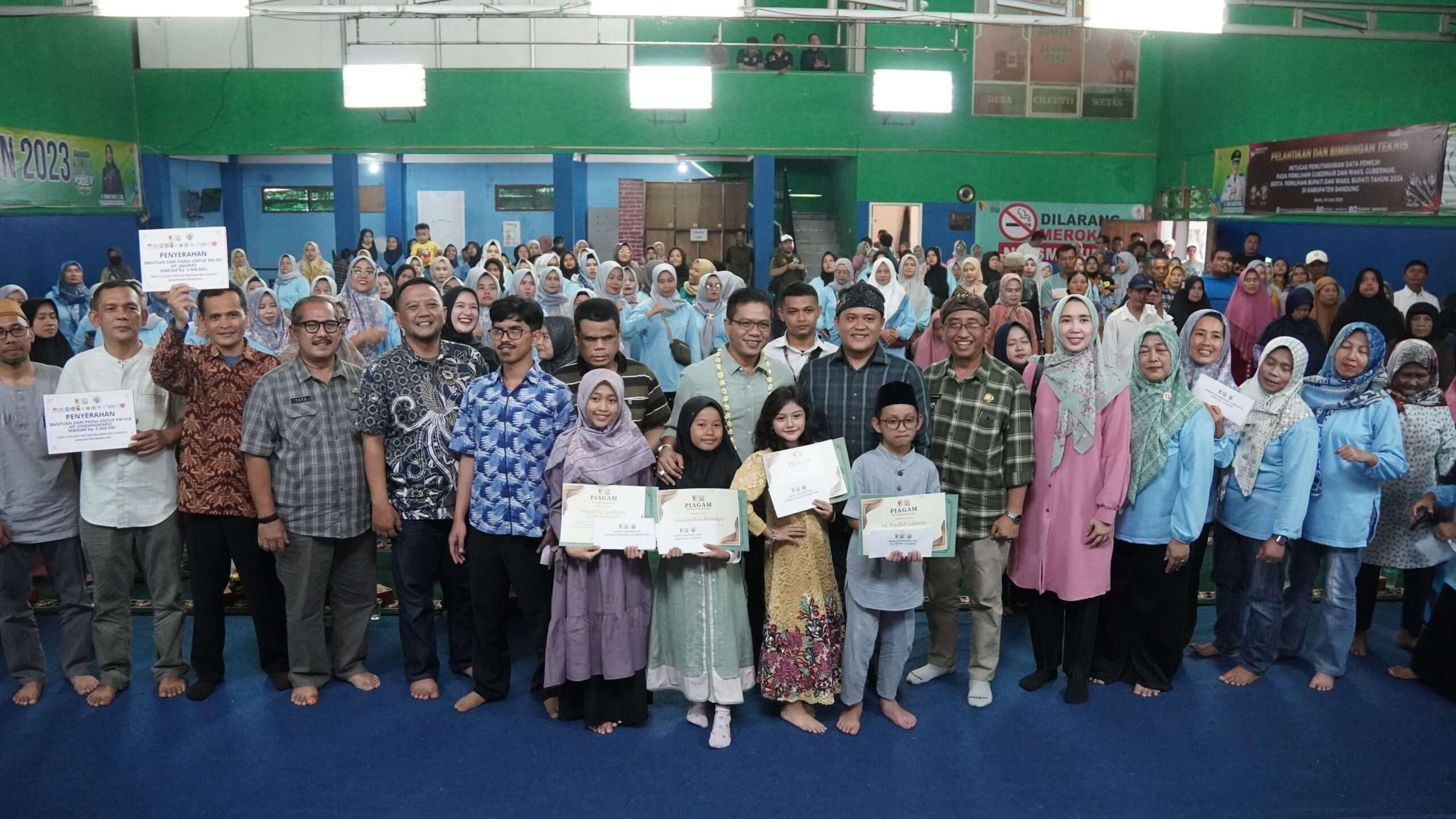 Bersumber dari ADD dan ADPD, Kang DS Serahkan Bantuan Kepada Masyarakat di Desa Cileunyi Wetan