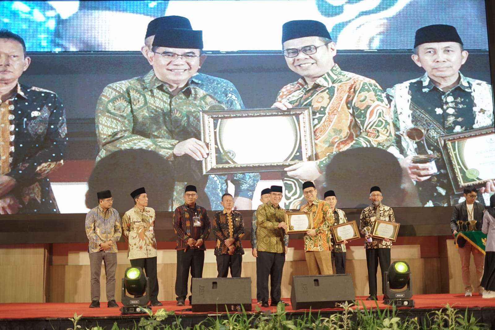 Kepedulian Terhadap Zakat: Bupati Bandung Raih Penghargaan BAZNAS Jabar Award 2024