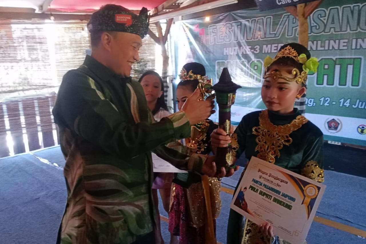 Dirut Bank Kerta Raharja Menutup Resmi Acara Festival Pasanggiri Jaipong Piala Bupati Cup 2024