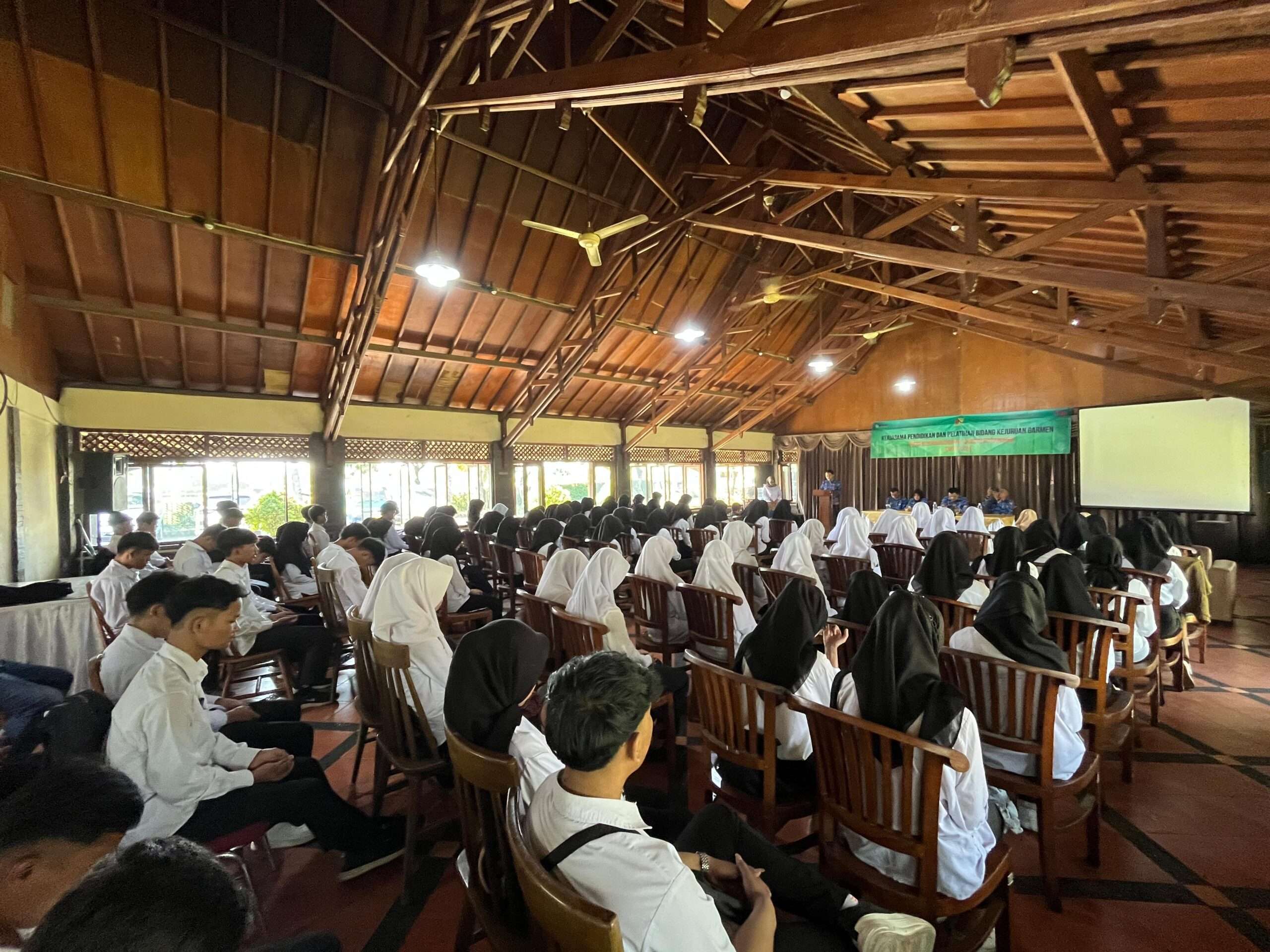 Mengurangi Angka Pengangguran, 100 Warga Dibekali Pendidikan dan Pelatihan Bidang Kejuruan Garmen