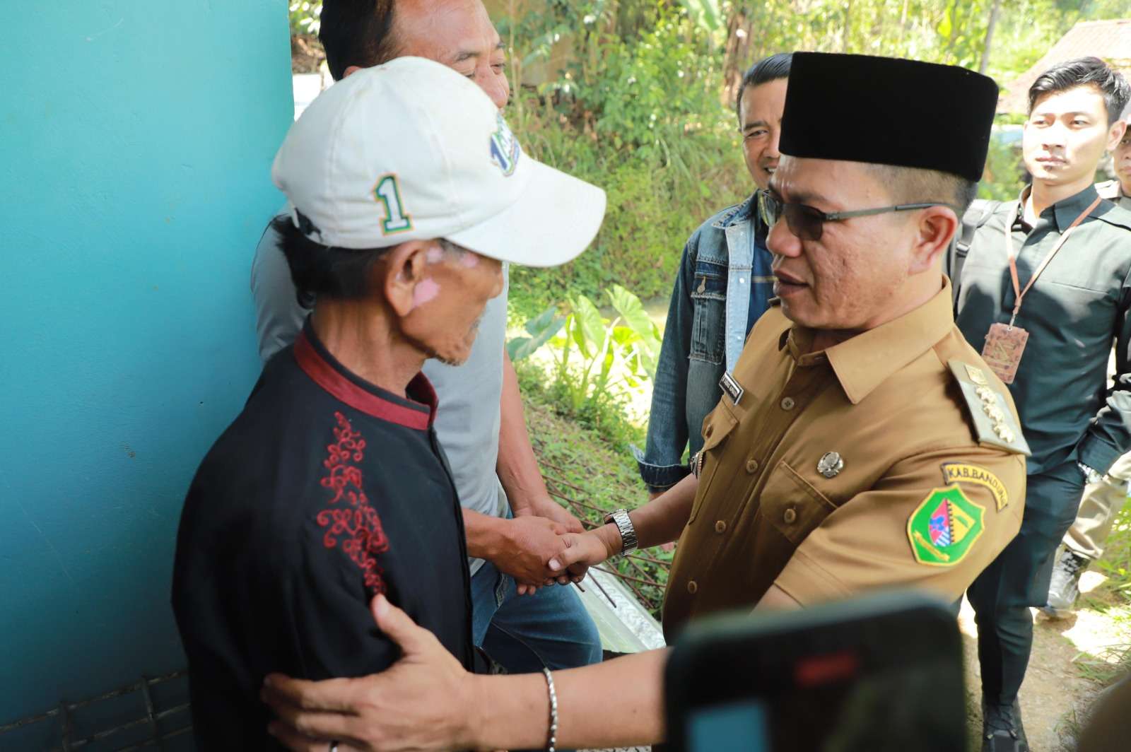 Bupati Bandung Bertakziyah ke Rumah Duka Korban Pembunuhan