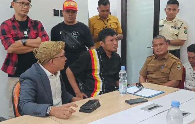 LBP2 Geruduk Gedung Sate Bandung Lakukan Aksi Sampaikan Aspirasi Masyarakat Ke Pj Gubernur dan Plh Kadisdik Jabar