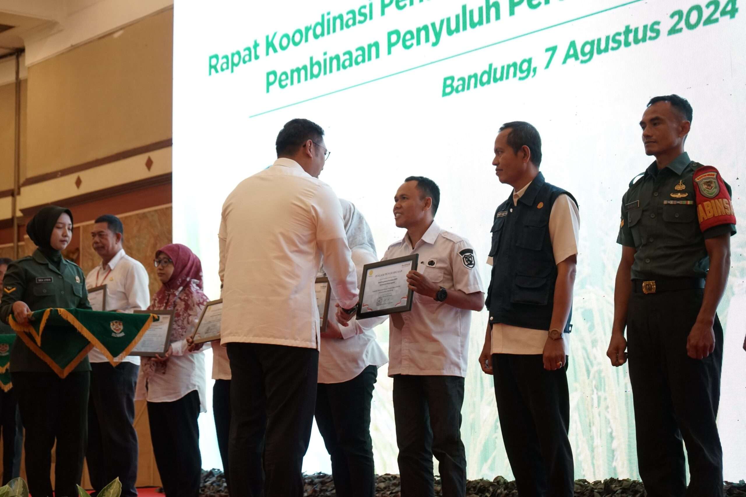 Sukses Optimalkan Lahan Terbengkalai Jadi Areal Pertanian BPP Kecamatan Pameungpeuk Diganjar Penghargaan dari Kementerian Pertanian RI