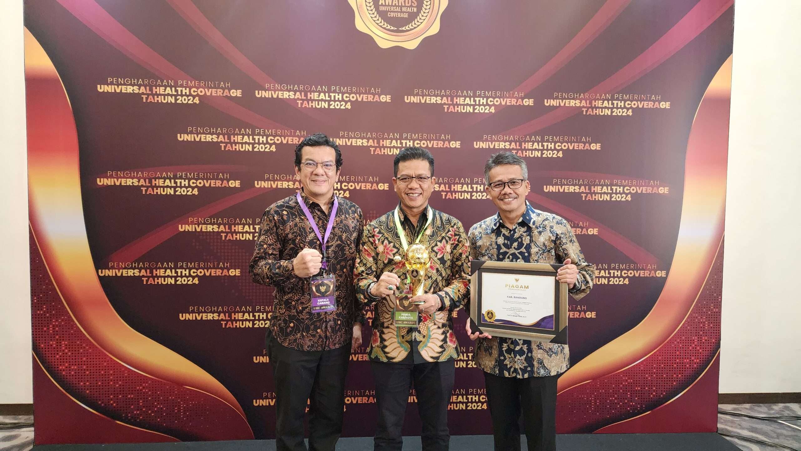 Berhasil Lampaui Target Nasional, Kabupaten Bandung Dapat Penghargaan Dari Universal Health Coverage Atas Program BPJS