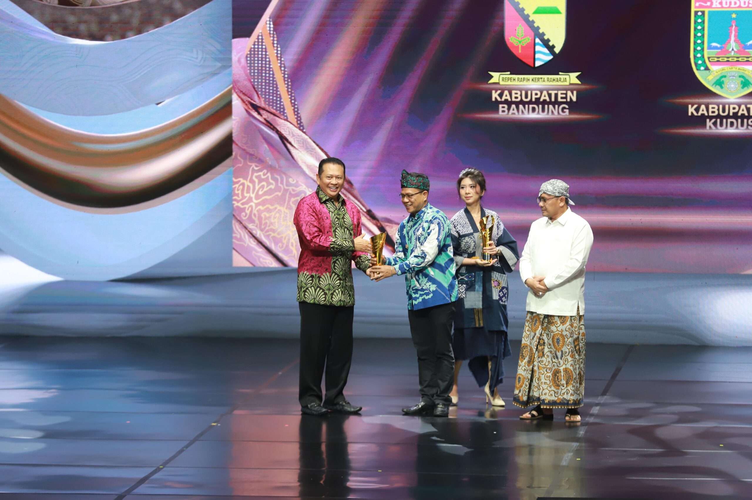 Dinilai Sukses Implementasikan Kerjasama Strategis Dengan Lembaga/Pemerintah Nasional dan Internasional, Kang DS Kembali Dapat Penghargaan