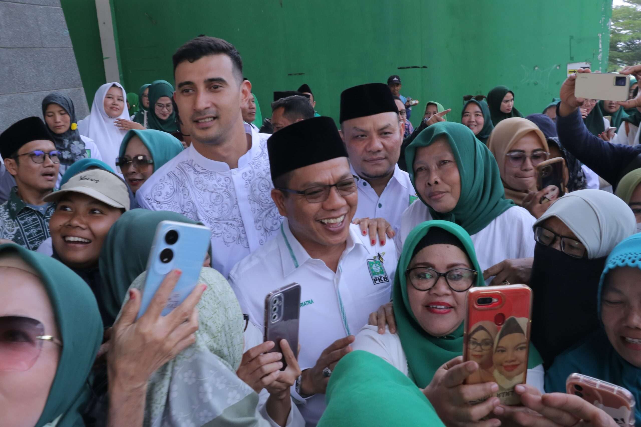 Sambutan Histeris Gembira Ibu Ibu Tatkala Kang DS Perkenalkan Ali Syakieb Sebagai Pendampingnya di Pilbup Bandung