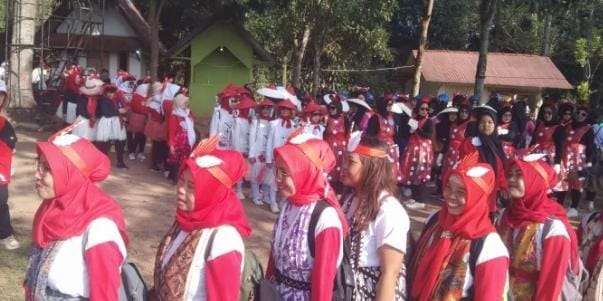 Semarak Warna Warni Kreasi Kostum dan Yel Yel Peserta Lomba Gerak Jalan Bangkitkan Kemeriahan HUT RI ke 79 Desa Lamajang
