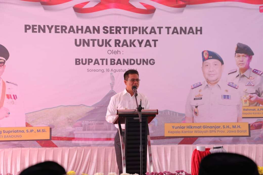 Bupati Dadang Supriatna Serahkan Sertipikat Tanah Kepada Masyarakat