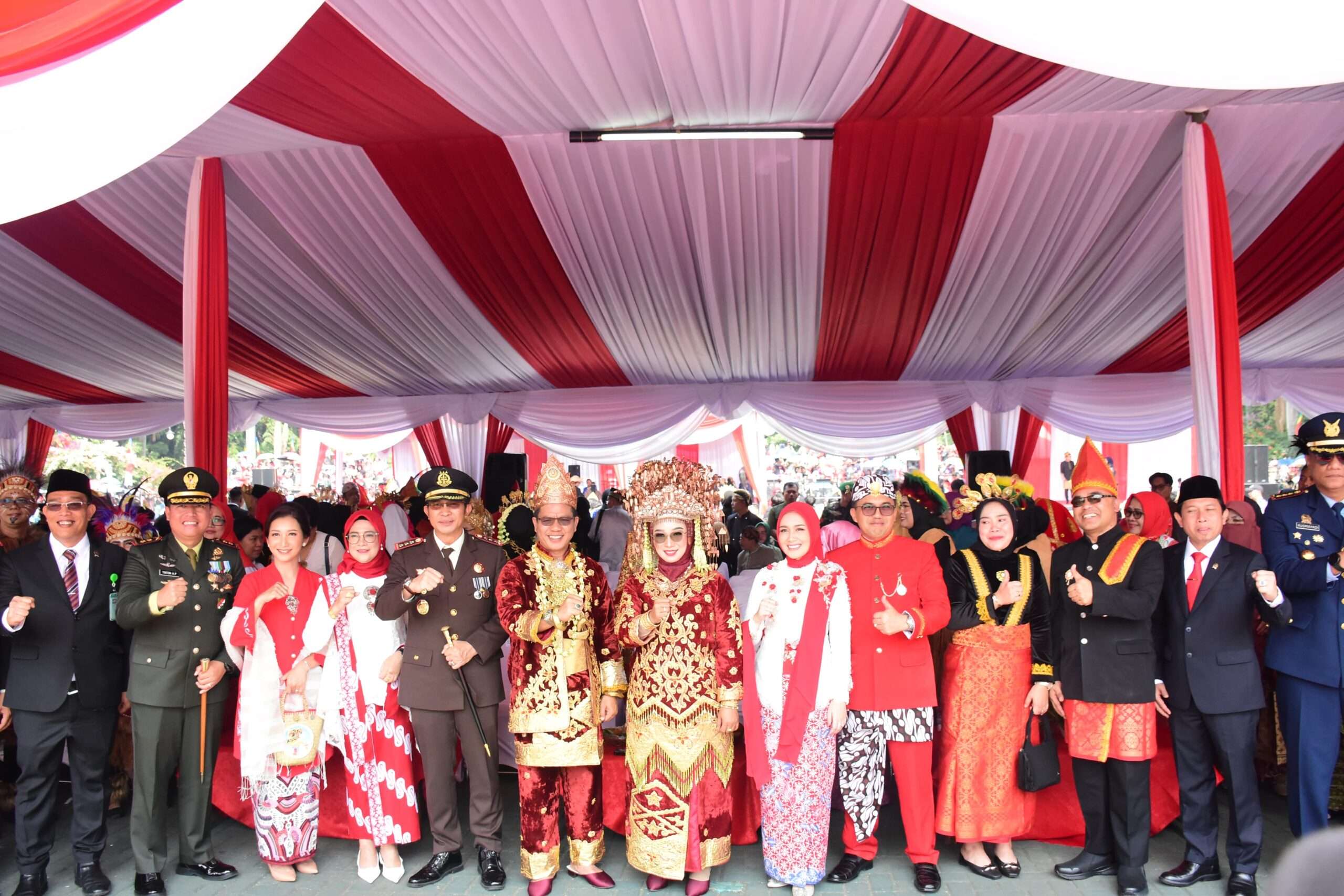 Wujud Bhineka Tunggal Ika, Bupati Bandung Dadang Supriatna Kenakan Pakaian Adat Saat Pimpin Upacara Peringatan HUT RI Ke 79