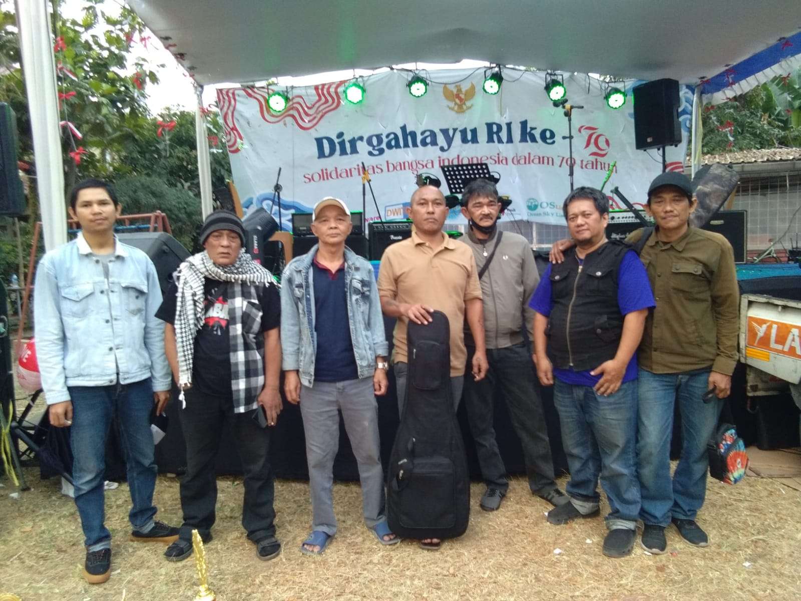 Penampilan Band KPJ Cileunyi Hibur Warga Komplek Bumi Panyawangan Pada Acara Peringati HUT RI ke 79