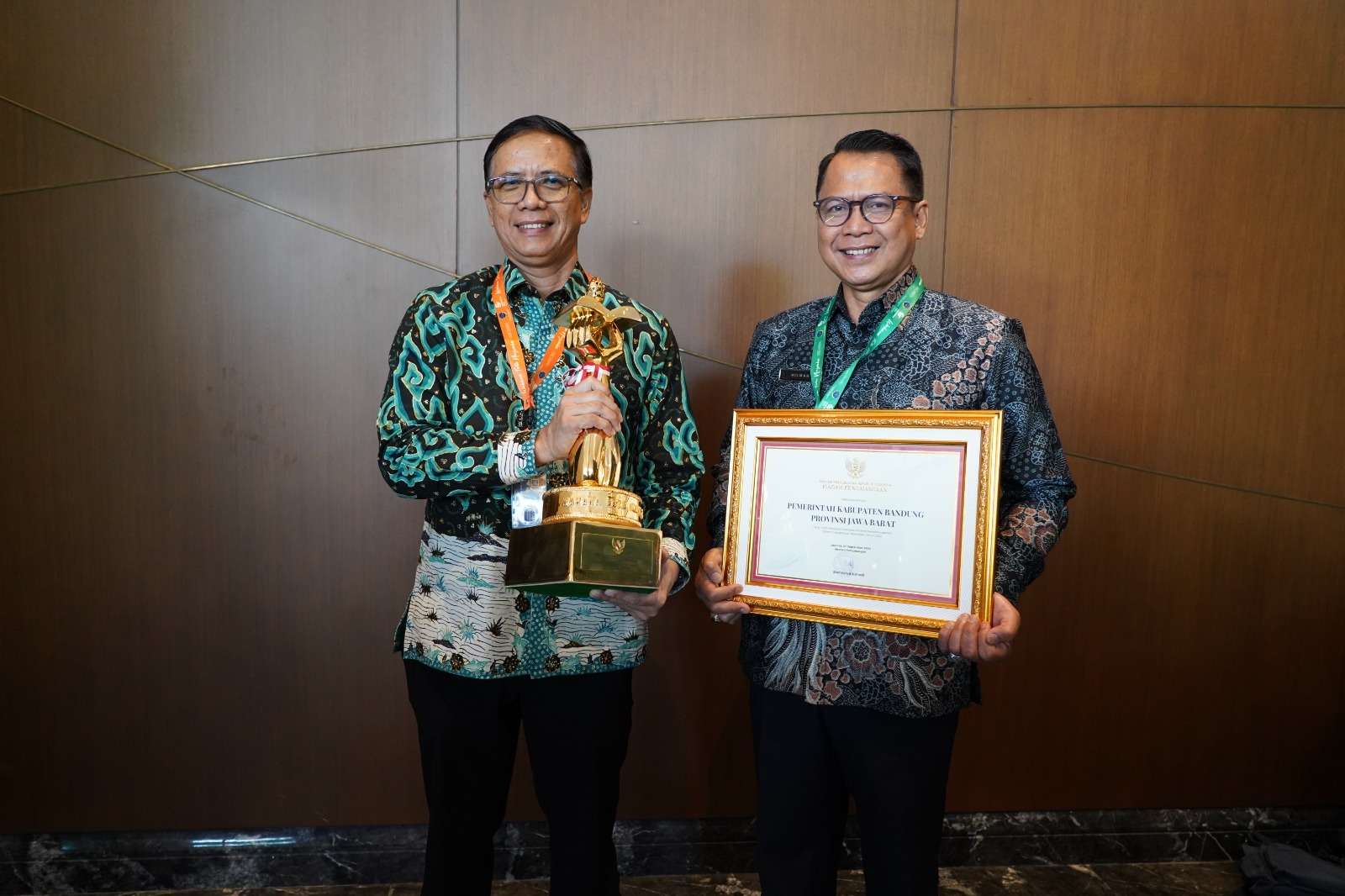 Bupati Bandung Raih Piala Wahana Tata Nugraha dari Menteri Perhubungan