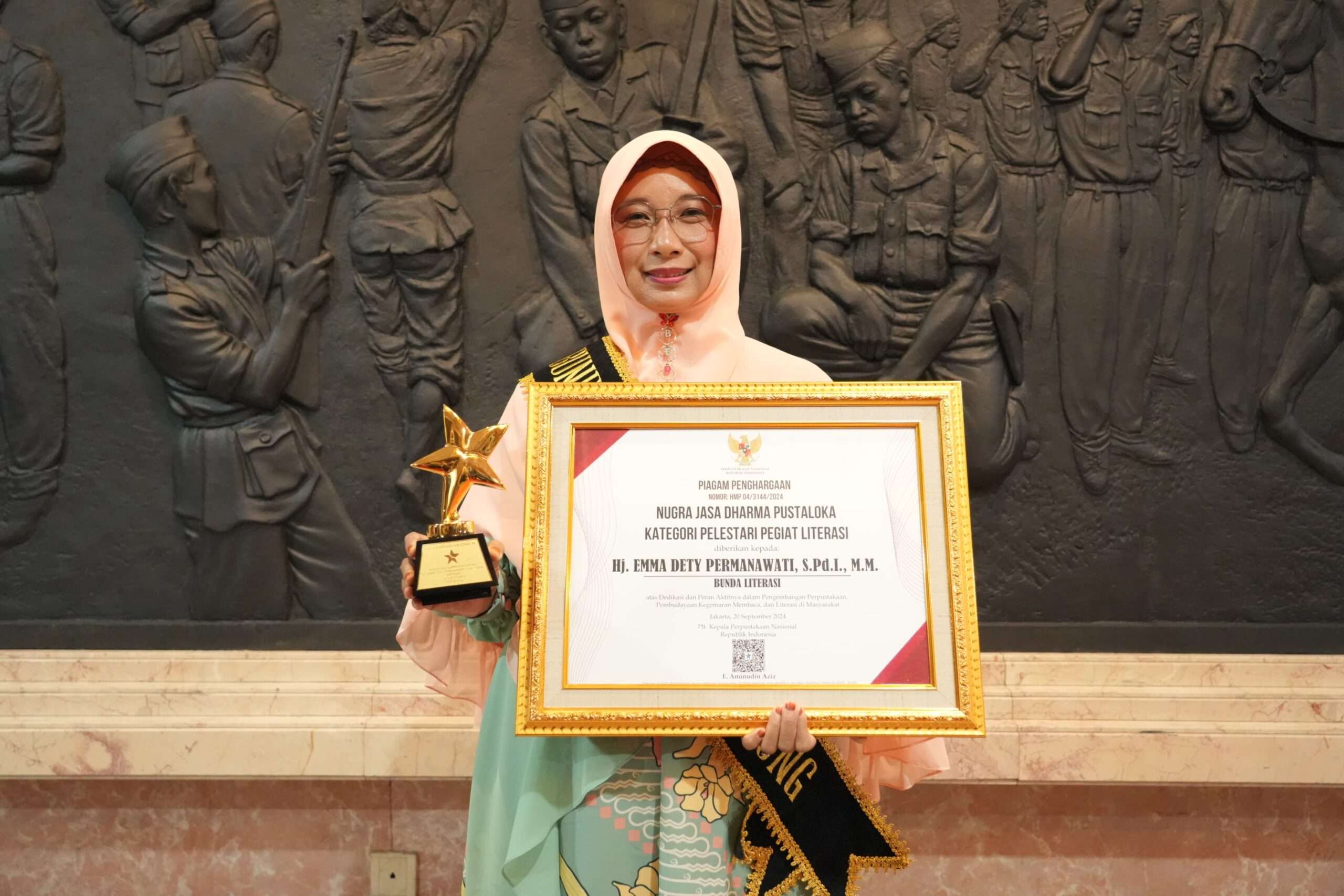 Bunda Literasi Emma Dety Diganjar Penghargaan Nugra Jasa Dharma Pustaloka oleh Perpustakaan Nasional