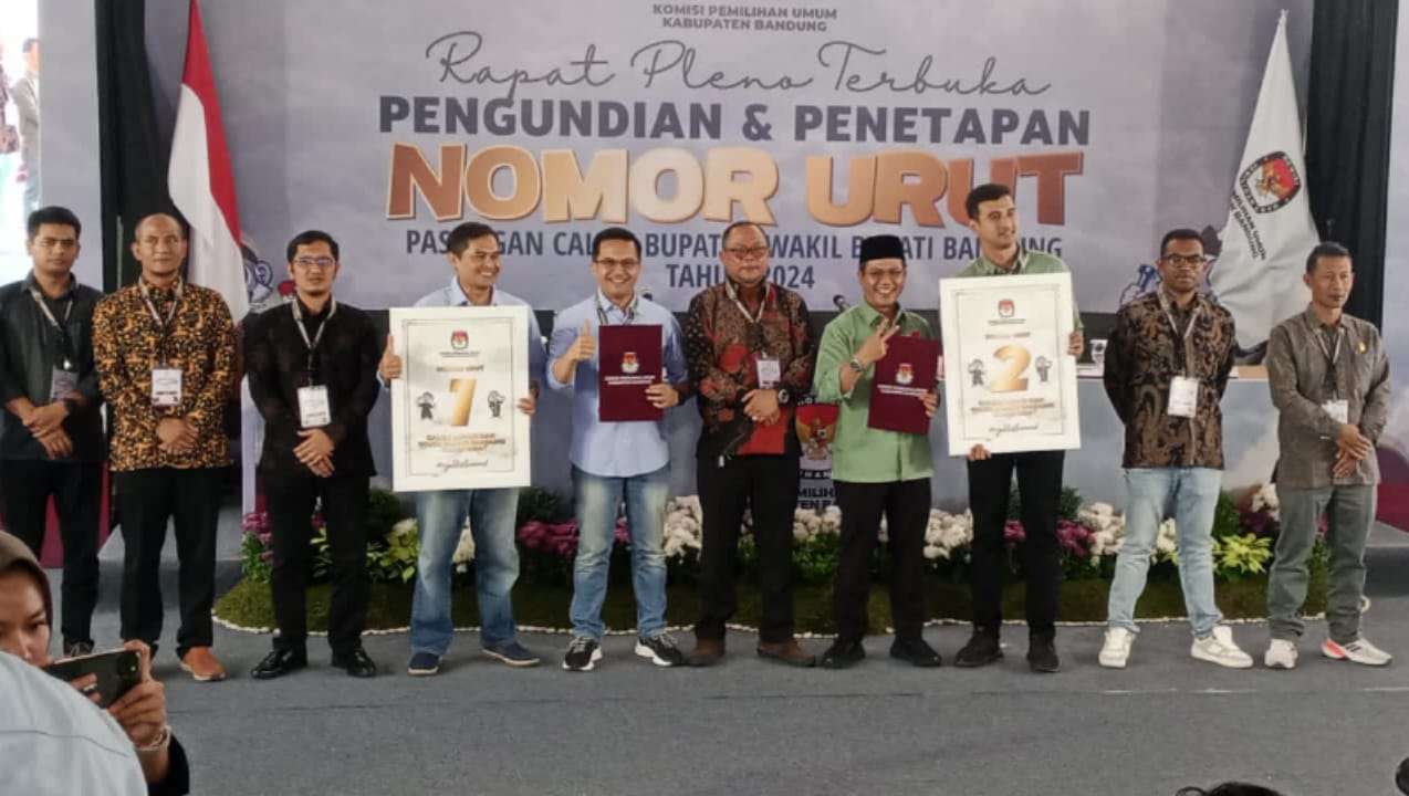 KPU Kabupaten Bandung Gelar Rapat Pleno Terbuka Pengundian dan Penetapan Nomor Urut Pasangan Calon Bupati & Wakil Bupati Tahun 2024