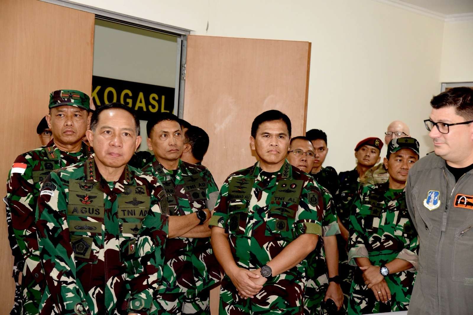 Panglima TNI Jenderal TNI Agus Subiyanto dan Laksamana Samuel J. Paparo Tinjau Latihan Super Garuda Shield 2024 di Surabaya