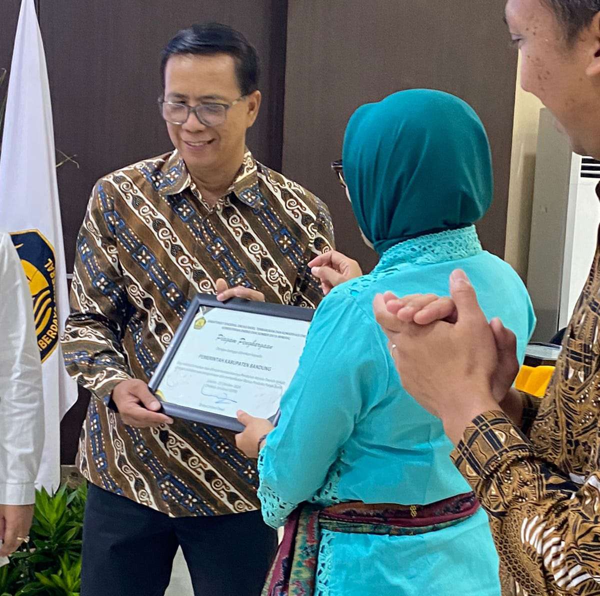 Pemkab Bandung Raih Penghargaan Dari Kementerian ESDM Atas Kebijakan Pembagian dan Pemanfaatan Bonus Produksi Panas Bumi yang Berpihak Pada Pembangunan Desa-desa