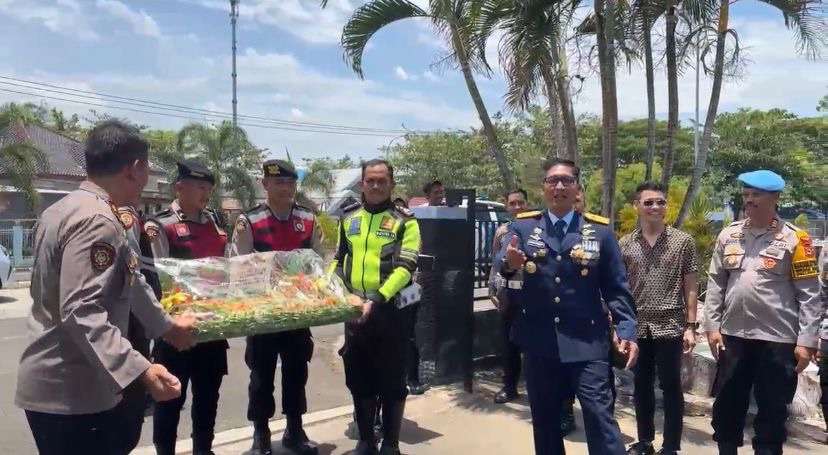 Danlanud Sultan Hasanuddin Terima Kejutan Istimewa dari Kapolres Maros pada HUT Ke-79 TNI&nbsp;