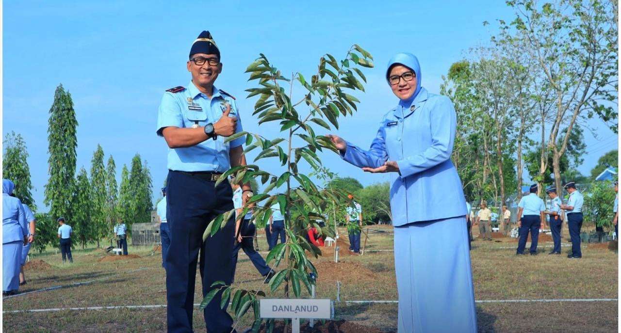 Manfaatkan Lahan Produktif, Komandan Lanud Sultan Hasanuddin Tanam Puluhan Pohon Durian