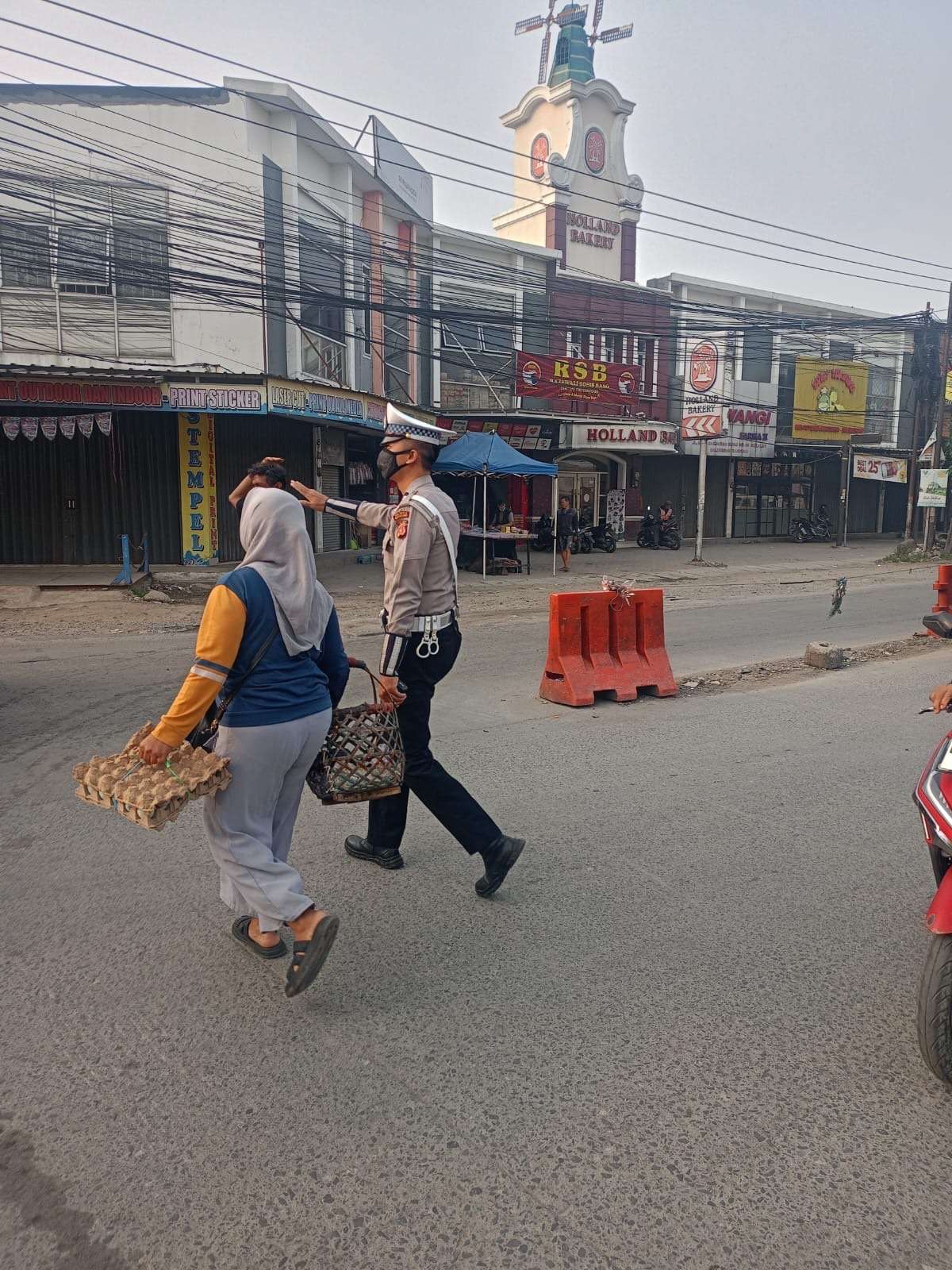 Humanis, Unit Lantas Polsek Baleendah lakukan Pengaturan Lalin di Baleendah