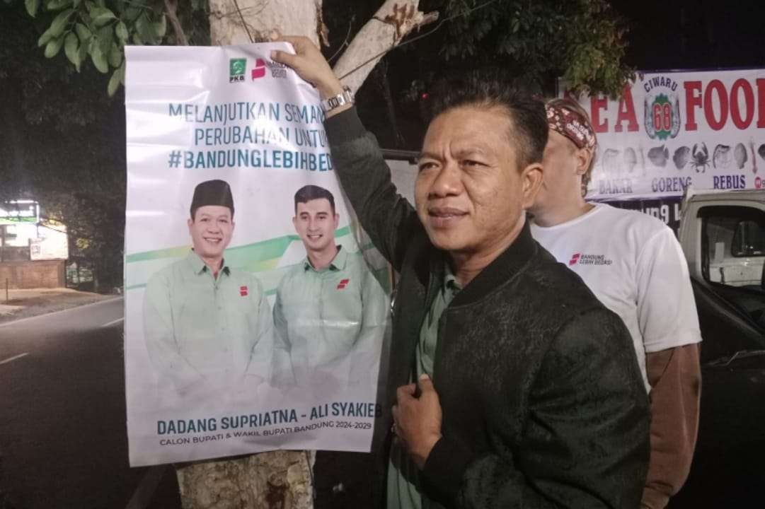 Salut ! Aksi Simpatik Sebagai Peserta Calon Bupati, Kang DS Terjun Langsung Bersihkan APK Jelang Masa Tenang