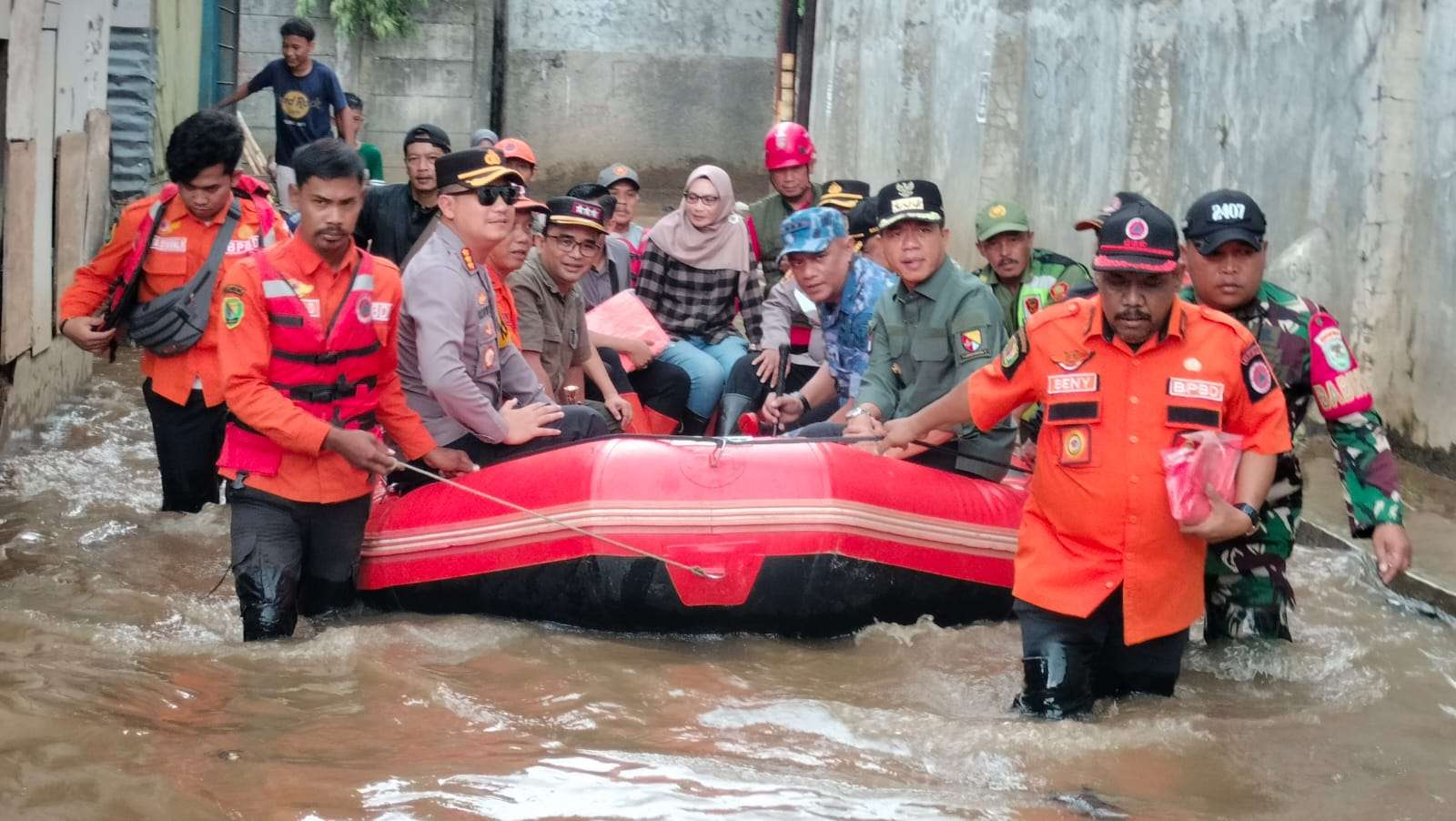 Kabupaten Bandung Terendam Banjir, BPBD Siaga dan Bupati Dadang Supriatna Desak Pembangunan Dadang Supriatna Beri Bantuan dan Desak Solusi Jangka Panjang