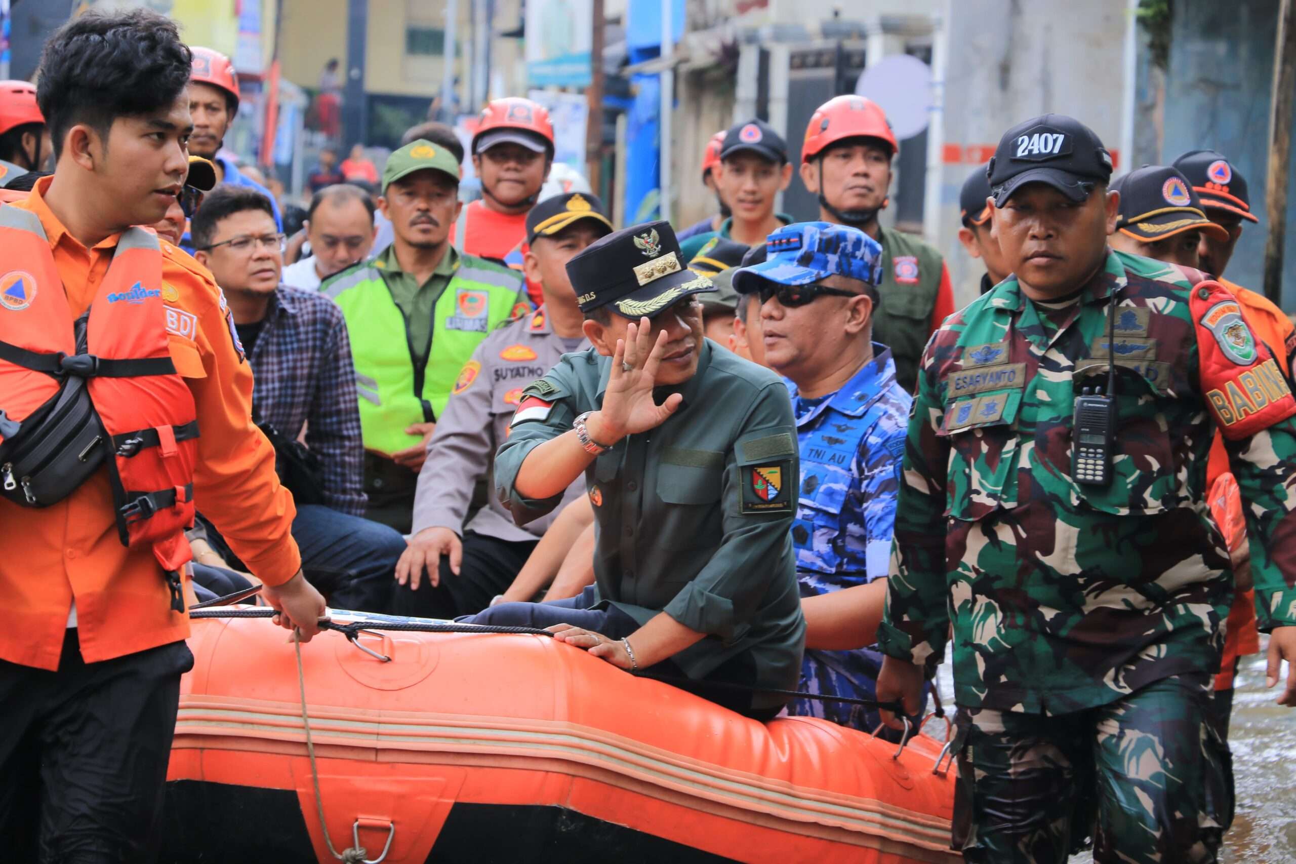 Pasca Sertijab, Bupati Bandung Dadang Supriatna Langsung Blusukan Temui Korban Banjir Dayeuhkolot di Hari Pertama Kerja