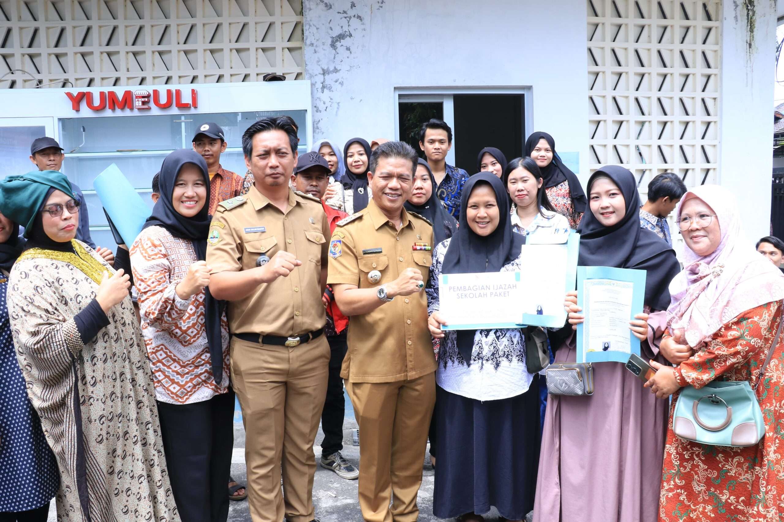 Bupati Dadang Supriatna Serahkan Ijazah Paket A, B dan C, serta Sertifikat PTSL dan Insentif RT/RW di Desa Lengkong