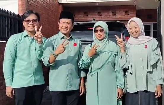 Bersama Keluarga Gunakan Hak Pilihnya di TPS 20 Tegalluar. Kang DS: Optimistis Pasangan Nomor Urut 2 Menang di Kisaran 65-72 Persen