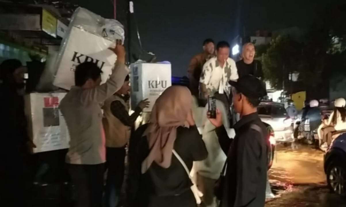Pastikan Keamanan dan Kelancaran Distribusi Kotak Serta Surat Suara ke Gudang PPS Dalam Situasi Banjir, Anggota Polsek Baleendah Bantu Evakuasi