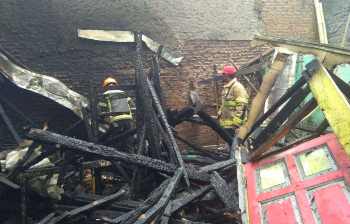 Sebuah Rumah Rata Dengan Tanah Dilalap si Jago Merah di Mulyasari Katapang