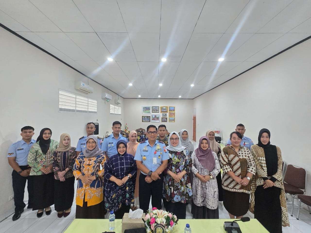 Wujudkan Keluarga Harmonis, Danlanud Didampingi Ketua PIA Ardhya Garini Cabang 7/D.ll Lanud Sultan Hasanuddin Berikan Bimbingan Perkawinan