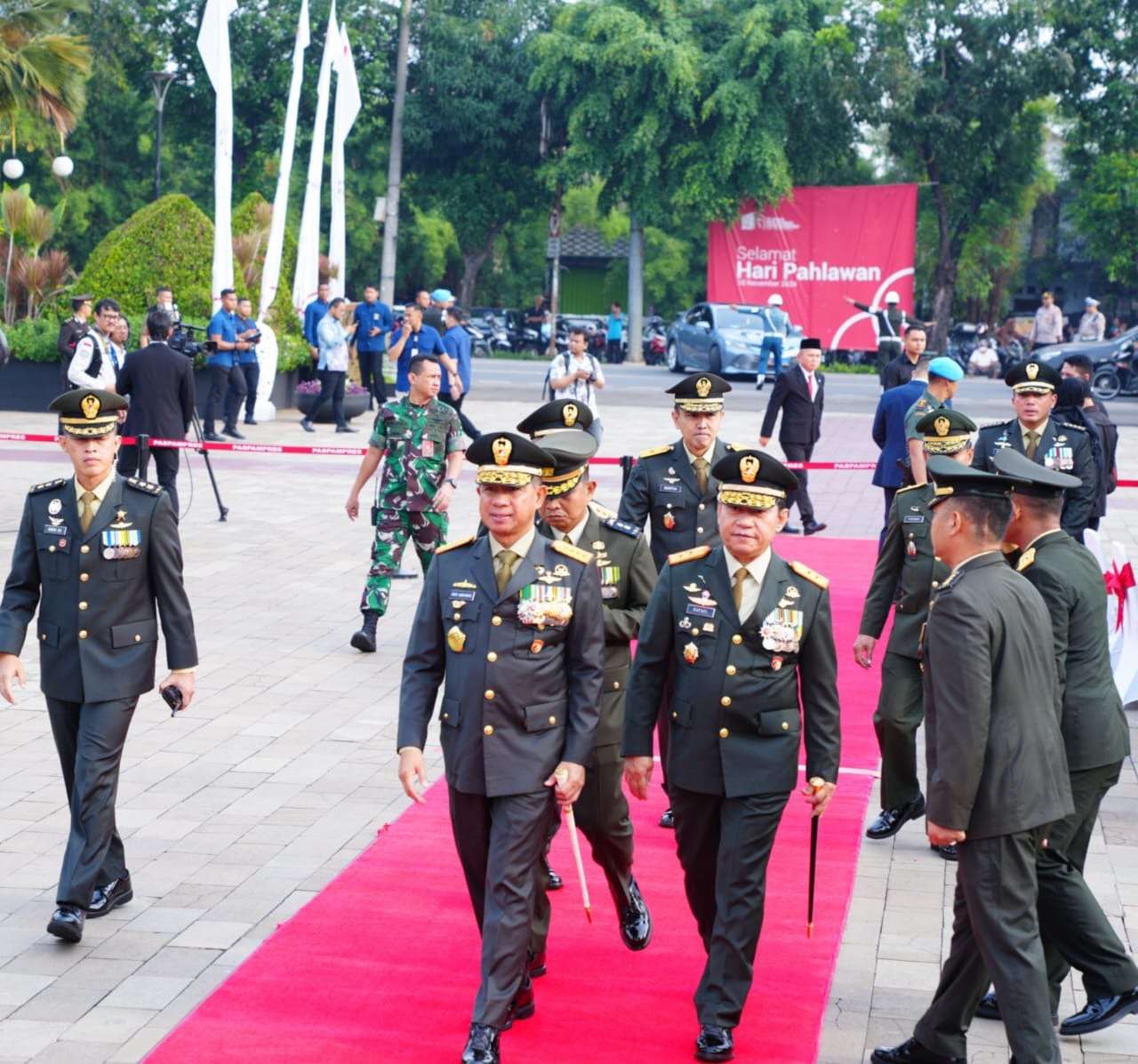 Panglima TNI Hadiri Upacara Peringatan Hari Pahlawan dan Tabur Bunga di TMPNU Kalibata