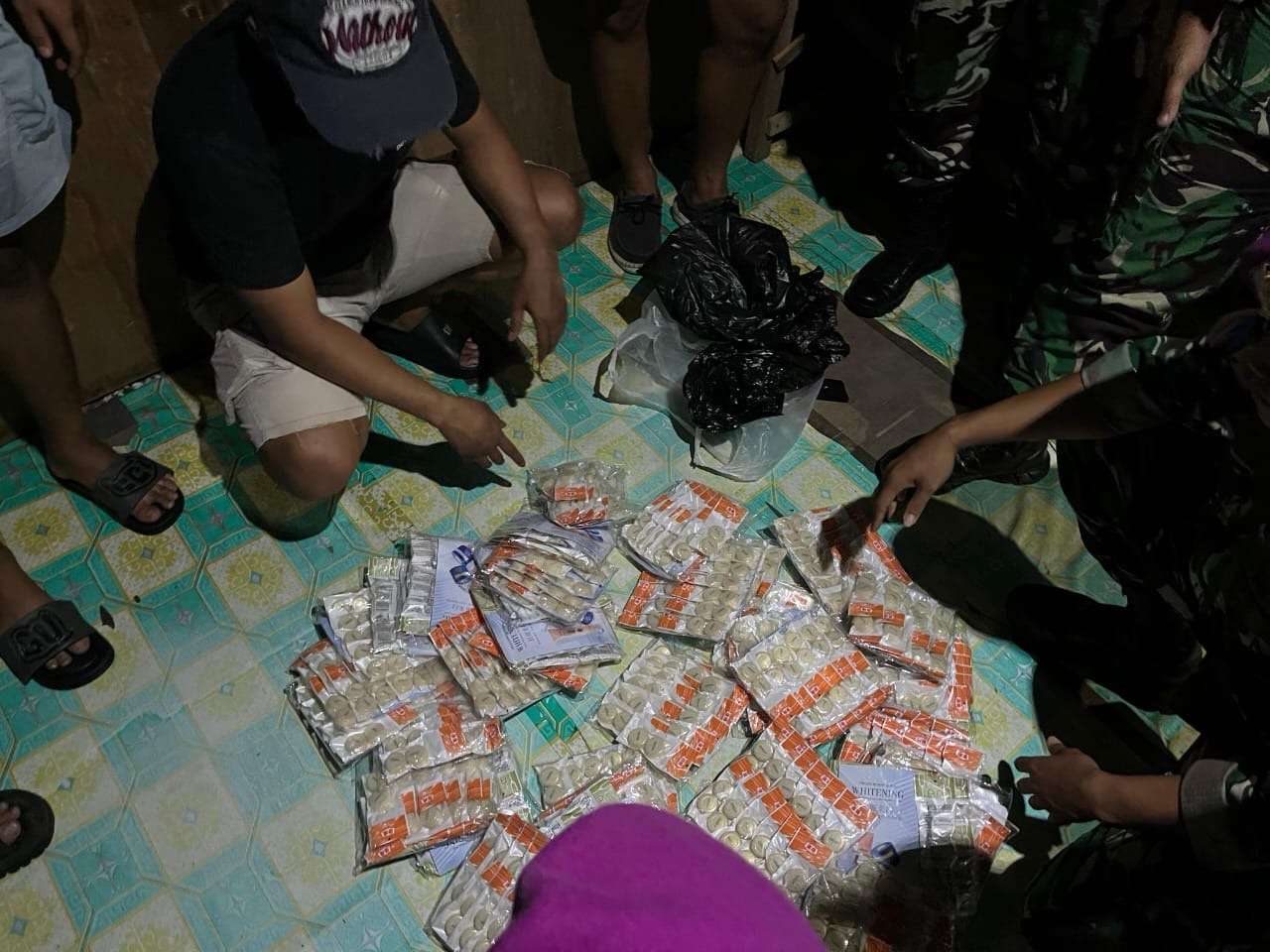 Satgas Pamtas Yonarmed 11 Kostrad Gagalkan Penyelundupan 960 Kosmetik Ilegal di Dermaga Bambangan