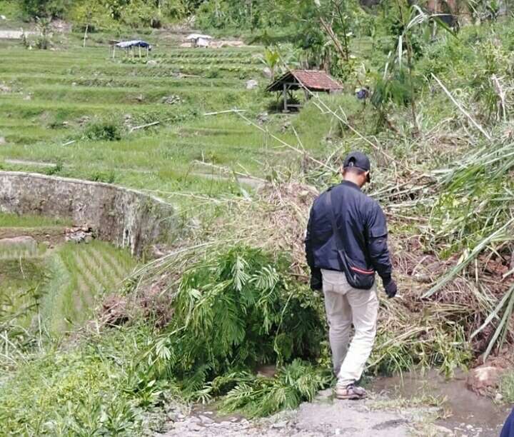 Diguyur Hujan Lebat, Jalan Penghubung 2 RW di Desa Cilame Kutawaringin Terputus Akibat Tertutup Longsoran Tanah