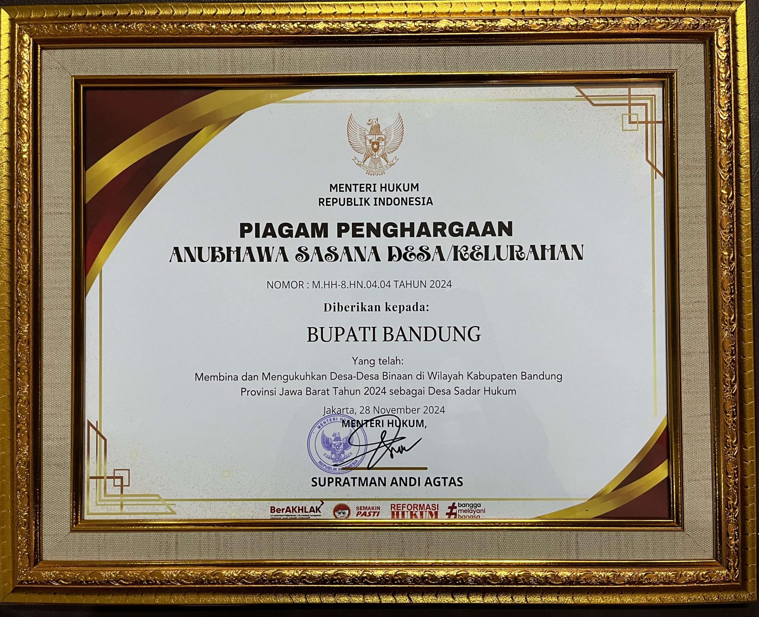 Bupati Bandung Kembali Meraih Anubhawa Sasana Desa dari Menteri Hukum RI